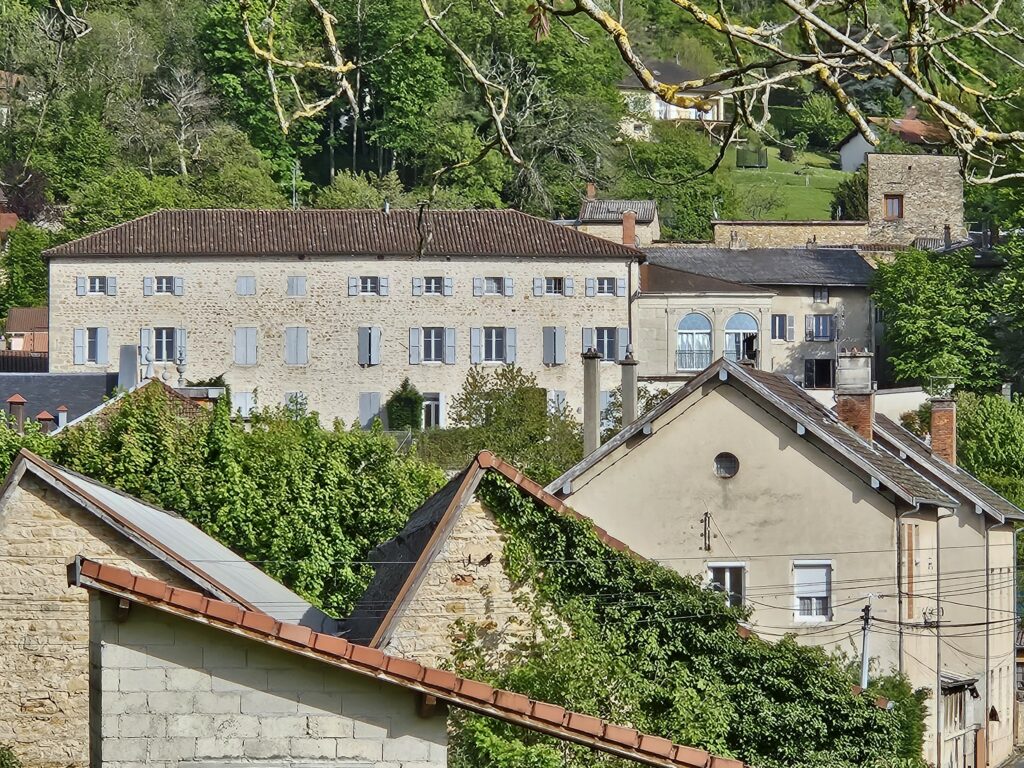 La maison bourgeoise de Claude-Joseph Bonnet à Jujurieux, avec sa façade aux 27 fenêtres et son orangerie.