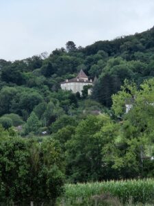 Photo du château de Champollon sur les hauteurs de Varey, hameau de la commune de Saint-Jean-le-Vieux, dans l'Ain.